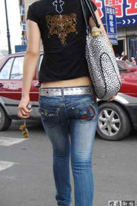 男生晚上脱美女的衣服