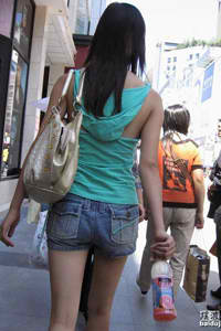 白丝校花被弄到高潮喷水